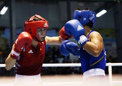 Nữ võ sĩ Lừu Thị Duyên (đỏ) thất bại ở bán kết boxing nữ hạng 57-60 kg nữ. Ảnh: Đức Đồng. 1514585-10200404437392154-4854-2539-1798