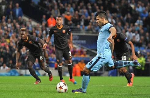 Aguero mở tỷ số trên chấm phạt đền. Ảnh:AFP. mc3-6759-1412116427.jpg