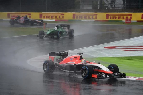Chiếc MR03 của Bianchi trên đường đua Suzuka chiều Chủ nhật. Ảnh: Formula 1. 2-3595-1412529008.jpg