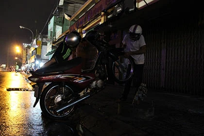 Đường phố Sài Gòn chìm trong 'biển nước' sau cơn mưa lớn ảnh 9 Đường phố Sài Gòn chìm trong 'biển nước' sau cơn mưa lớn ảnh 9