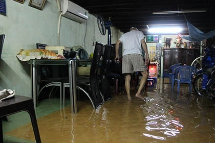 Đường phố Sài Gòn chìm trong 'biển nước' sau cơn mưa lớn ảnh 4 Đường phố Sài Gòn chìm trong 'biển nước' sau cơn mưa lớn ảnh 4