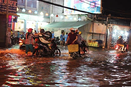 Đường phố Sài Gòn chìm trong 'biển nước' sau cơn mưa lớn ảnh 6 Đường phố Sài Gòn chìm trong 'biển nước' sau cơn mưa lớn ảnh 6