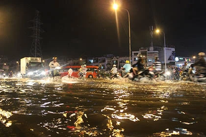 Đường phố Sài Gòn chìm trong 'biển nước' sau cơn mưa lớn ảnh 7 Đường phố Sài Gòn chìm trong 'biển nước' sau cơn mưa lớn ảnh 7