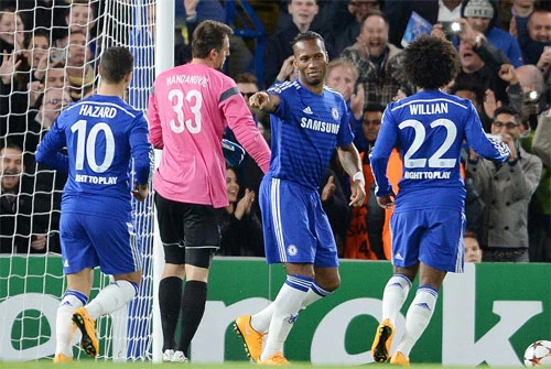 Cú đá phạt đền nâng tỷ số lên 2-0 là lần đầu tiênDrogba (áo xanh, giữa) ghi bàn trong màu áo Chelsea kể từ sau tình huống anh đánh đầu gỡ hòa 1-1 trong trận chung kết Champions League 2012. Ảnh: DM. Drogba-4968-1413928418.jpg