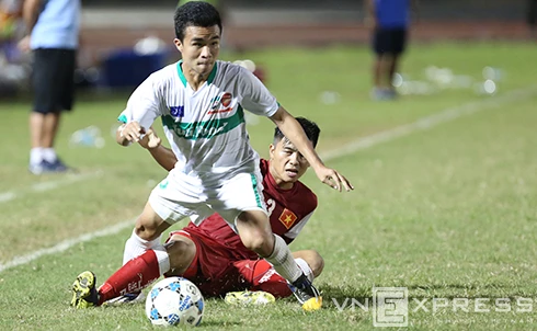 Ông Thìn thừa nhận U21 Việt Nam (áo đỏ) nằm kèo dưới so với đàn em U19 HAGL. Ảnh:Đức Đồng. DONG2136-8085-1414254195.jpg