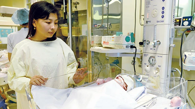 Em gái của nạn nhân đang theo dõi cháu bé tại Bệnh viện Nhi Đồng 1, TP.HCM - Ảnh: Hữu Khoa Em gái của nạn nhân đang theo dõi cháu bé tại Bệnh viện Nhi Đồng 1, TP.HCM - Ảnh: Hữu Khoa
