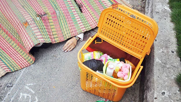 Mẹ: thi thể chị Nguyễn Thị Kim Ngọc tại hiện trường, bên cạnh là giỏ đồ chuẩn bị cho cháu bé chào đời Mẹ: thi thể chị Nguyễn Thị Kim Ngọc tại hiện trường, bên cạnh là giỏ đồ chuẩn bị cho cháu bé chào đời