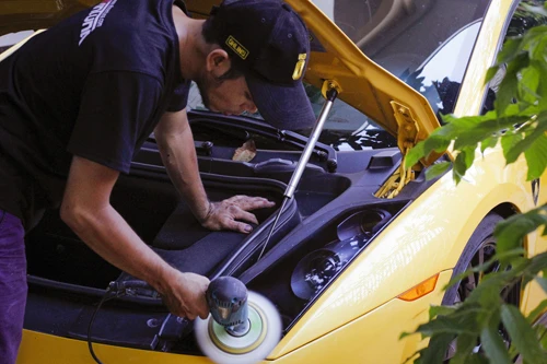 Chóa đèn sơn trong, hay đều màu phụ thuộc quan trọng vào tay nghề người thợ. Sau khi sơn khô, xả và đánh bóng để tạo độ bóng cho đèn. Sơn thường được nhập từ Mỹ. lamborghini-gallardo-se-2-7564-141420964