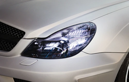 Đèn pha với chóa đèn đã được sơn phủ trên mẫu Mercedes SL55 AMG. mercedes-sl55-amg-1-9270-1414209648.jpg