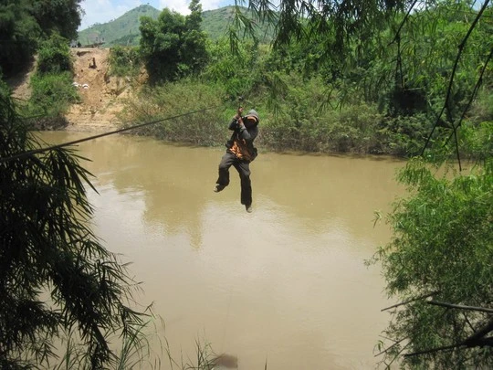 Đu cáp treo qua sông, một người tử nạn