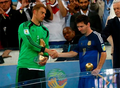 Lionel Messi buồn bã nhận giải sau khi bị Đức đánh bại ở chung kết. Ảnh:AFP. anh-1-6784-1405299043-1285-1414529035.jp