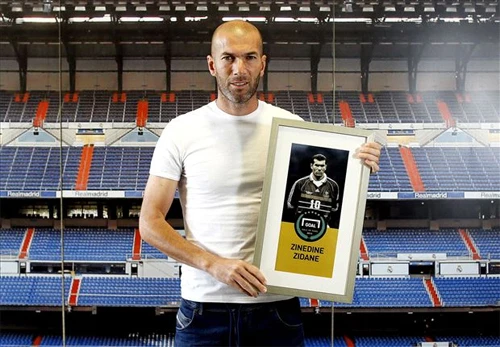 Zidane trong ngày được tôn vinh. Ảnh:AFP zi-5840-1415651372.jpg