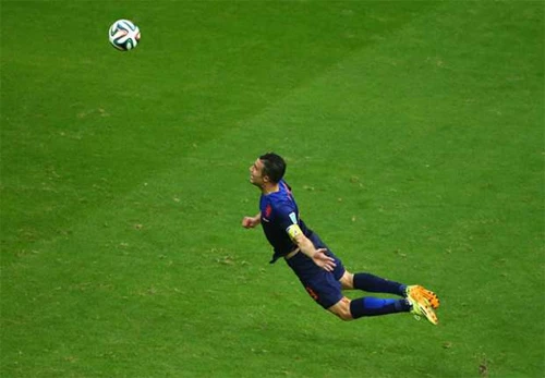Van Persie bay người đánh đầu vào lưới Tây Ban Nha. Ảnh:AFP van-9042-1415850781.jpg
