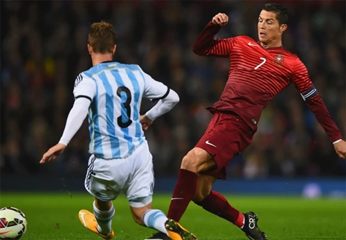 Ronaldo hầu như không có cơ hội trước khung thành Argentina. Ảnh:AFP cr-1842-1416350956.jpg