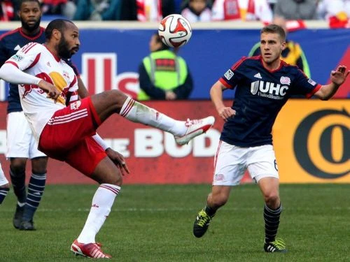 Thierry Henry (trắng) không thể giúp đội nhà đánh bại New England của Lee Nguyễn. Ảnh:USA Today. 635523673413792376-USATSI-8224-5923-9258