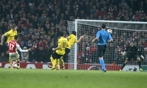 Pha làm bàn đẳng cấp của Alexis Sanchez. Ảnh:AP. Alexis-9646-1417040854.jpg