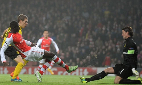 Bàn thắng sớm khiến mọi việc trở nên dễ dàng hơn nhiều với Arsenal, trước một Dortmund không chơi với sự cố gắng cao nhất. Ảnh:AFP. sanogo-5463-1417040853.jpg