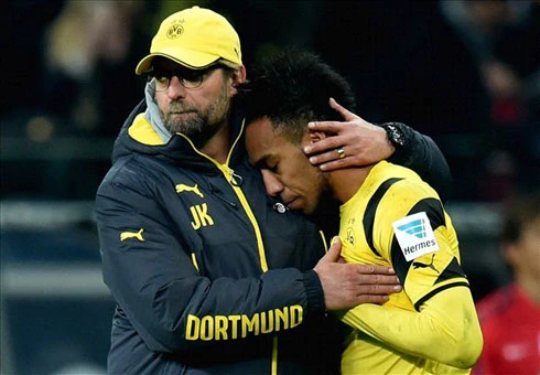 HLV Klopp an ủi tiền đạo Aubameyang sau thất bại gần nhất của Dortmund. Ảnh:AFP. dort-6157-1417397633.jpg