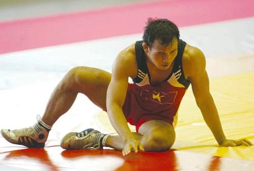 Lần thứ hai trong sự nghiệp, đô vật Lê Duy Hợi tấn công trọng tài trên thảm đấu vì bức xúc. 9c077868710e2ddaa5266ef7c79e9b-7283-3198