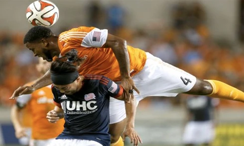 Lee Nguyễn (áo đen) trong trận đấu với Dynamo, nơi anh ghi bàn gỡ 1-1 đẹp mắt. Ảnh:US today. a-9314-1417825733.jpg