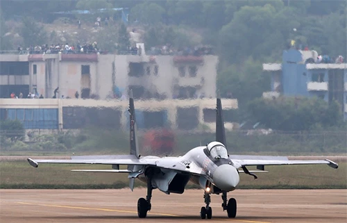 Máy bay chiến đấu Su-35S biểu diễn tại Chu Hải. Máy bay chiến đấu Su-35S biểu diễn tại Chu Hải.