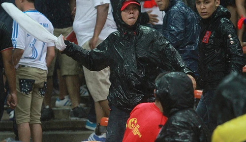 CĐV Malaysia đánh CĐV Việt Nam tóe máu: Bóng đá xấu xí trên sân Shah ALam ảnh 4 CĐV Malaysia đánh CĐV Việt Nam tóe máu: Bóng đá xấu xí trên sân Shah ALam ảnh 4