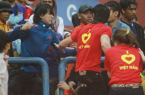 CĐV Malaysia đánh CĐV Việt Nam tóe máu: Bóng đá xấu xí trên sân Shah ALam ảnh 3 CĐV Malaysia đánh CĐV Việt Nam tóe máu: Bóng đá xấu xí trên sân Shah ALam ảnh 3