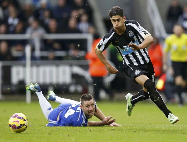 Cú vấp trước Newcastle đến đúng như dự đoán của Mourinho, khi ông quả quyết Chelsea kiểu gì rồi cũng sẽ có lúc thất bại, chứ không thể giữ mãi thành tích bất bại như từ đầu mùa. Ảnh:Reuters. Perez-Newcastle-v-Chelsea_1417882194.jpg