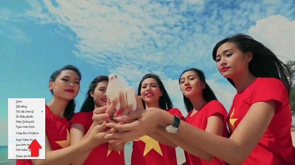 Tải video trên Facebook về máy tính: Khi video được bật lên toàn màn hình, hãy kích chuột phải và chọn “Save Video As” (mũi tên) để lưu video này về máy tính. B3-Cach-tai-video-tren-Facebook-ve-may-tinh-Download-video-tren-Facebook-Video-Facebook.jpg