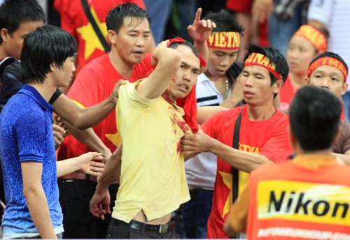 AFF lên án hành vi tấn công CĐV đội khách của fan quá khích Malaysia là gây xấu hổ, ngỗ ngược. Ảnh:Gia Tu. anh-1-6584-1418007264-4379-1418095611.jp