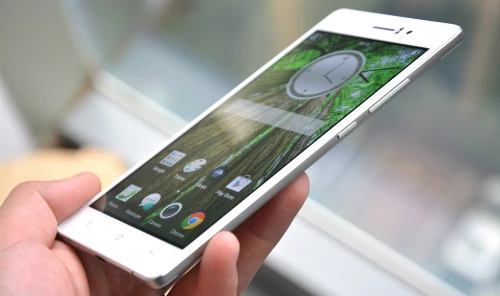 Với độ dày 4,85 mm, Oppo R5 mỏng gần một nửa so với iPhone 4, smartphone từng mỏng nhất thế giới khi ra mắt hồi tháng 6/2010. oppo-r5-5193-1418122195.jpg