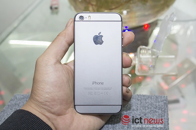 Mặt sau của máy. Với kích thước khá gọn gàng bo tròn các góc tăng thêm phần "Nữ tính" cho sản phẩm.