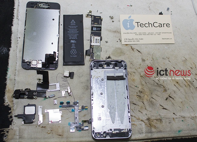 Toàn bộ linh kiện của một chiếc iPhone 5S được tháo ra