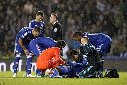 Va chạm kinh hoàng, Fabregas mang cáng vào sân cứu đồng đội ảnh 3
