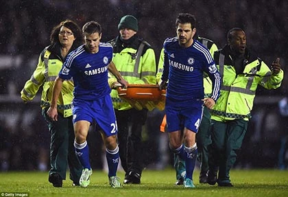 Va chạm kinh hoàng, Fabregas mang cáng vào sân cứu đồng đội ảnh 4