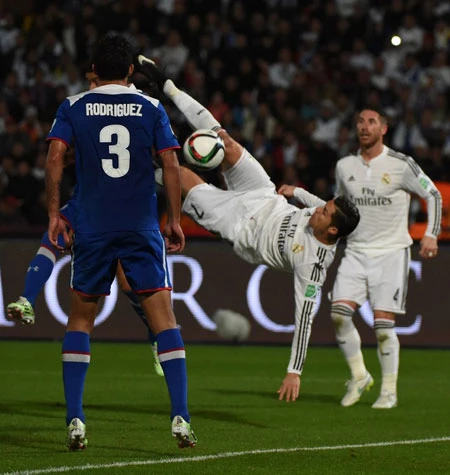 Ronaldo hôm qua tỏ ra kém duyên trong khâu ghi bàn, nhưng góp pha đường chuyền thành bàn sau giờ giải lao. Ảnh:AFP. Ronaldo-Real-v-Cruz-Azul-9724-1418770773