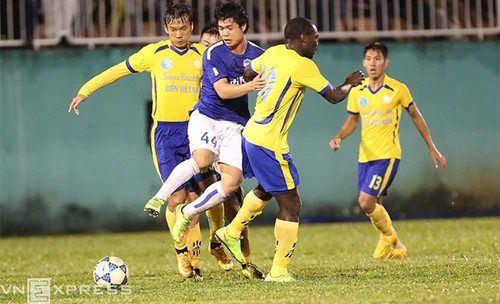 Hoàng Anh Gia Lai (áo xanh) cho rằng việc không cử đội tham dự giải U19 là lý do khách quan. Ảnh:Đức Đồng. anh-a1-6847-1418871474.jpg