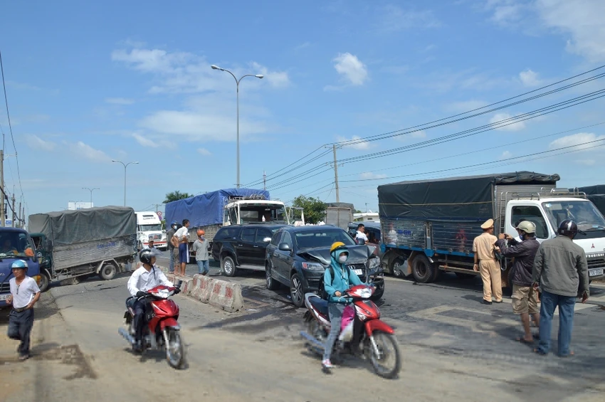 Tai nạn liên hoàn giữa hàng loạt xe ôtô, quốc lộ kẹt xe hàng giờ ảnh 2 Tai nạn liên hoàn giữa hàng loạt xe ôtô, quốc lộ kẹt xe hàng giờ ảnh 2