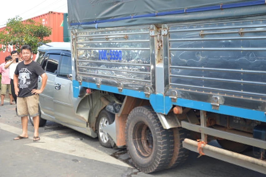 Tai nạn liên hoàn giữa hàng loạt xe ôtô, quốc lộ kẹt xe hàng giờ ảnh 4 Tai nạn liên hoàn giữa hàng loạt xe ôtô, quốc lộ kẹt xe hàng giờ ảnh 4