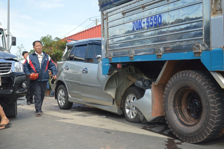 Tai nạn liên hoàn giữa hàng loạt xe ôtô, quốc lộ kẹt xe hàng giờ ảnh 5 Tai nạn liên hoàn giữa hàng loạt xe ôtô, quốc lộ kẹt xe hàng giờ ảnh 5