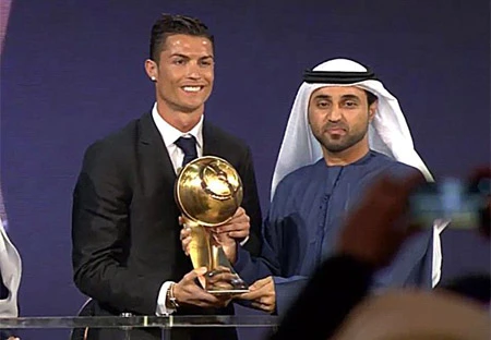 C.Ronaldo nhận giải Cầu thủ xuất sắc nhất năm