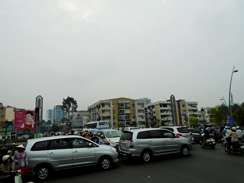 Người dân đổ xô xem cháy, giao thông ùn tắc trầm trọng ảnh 6 Người dân đổ xô xem cháy, giao thông ùn tắc trầm trọng ảnh 6