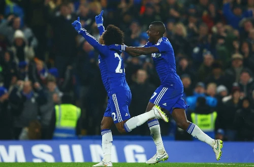 Willian (trái) vào sân trong hiệp hai và giúp Chelsea mở tỷ số. Ảnh:CFC. 2469DC2D00000578-2896267-image-8168-1806
