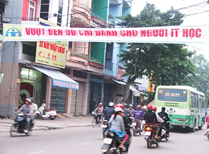 Gỡ băng rôn phản cảm 'Vượt đèn đỏ chỉ dành cho người ít học' ảnh 2