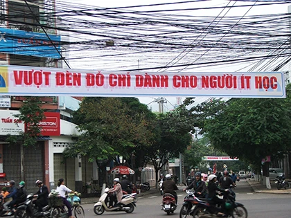 Gỡ băng rôn phản cảm 'Vượt đèn đỏ chỉ dành cho người ít học' ảnh 3