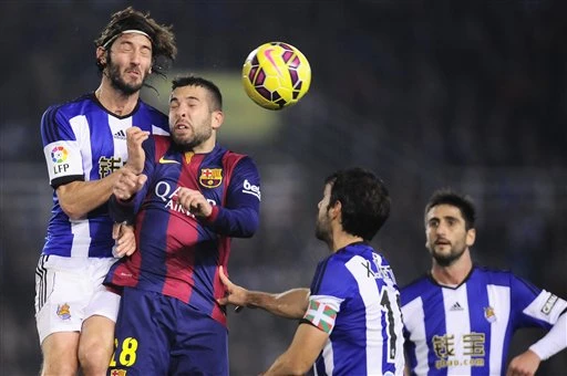 Alba đá phản lưới nhà, Barcelona gục ngã tại Anoeta ảnh 1 Alba trở thành tội đồ của Barca với pha đá phản lưới nhà