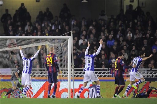 Alba đá phản lưới nhà, Barcelona gục ngã tại Anoeta ảnh 3 Niềm vui chiến thắng của các cầu thủ Sociedad