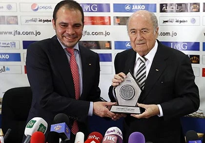 Hoàng tử Jordan ứng cử ghế chủ tịch FIFA: Dầu mỏ 'đánh' với ngân hàng ảnh 1