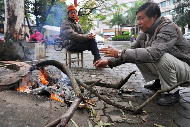 Hà Nội rét đậm, người dân đốt lửa sưởi ấm ảnh 4