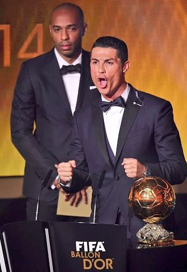 Henry lạnh lùng "lườm" từ phía sau trong lúc Ronaldo vui mừng với danh hiệu. Ảnh:Reuters henry-8764-1421139639.jpg